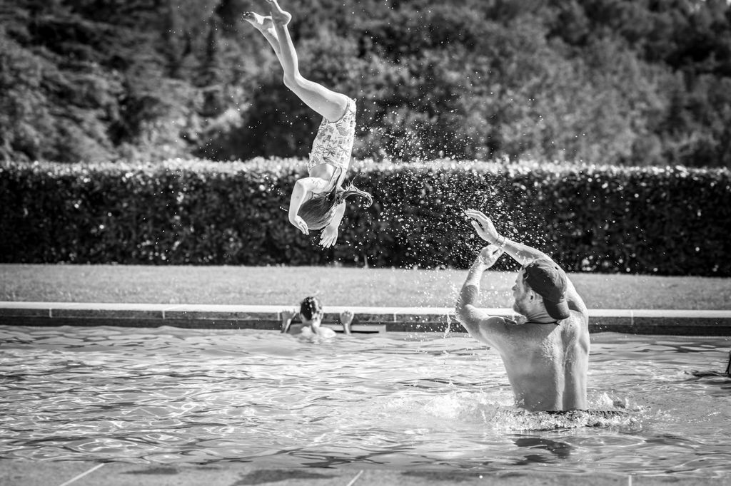 El príncipe Harry mostró su lado más divertido jugando con sus hijos en la piscina.