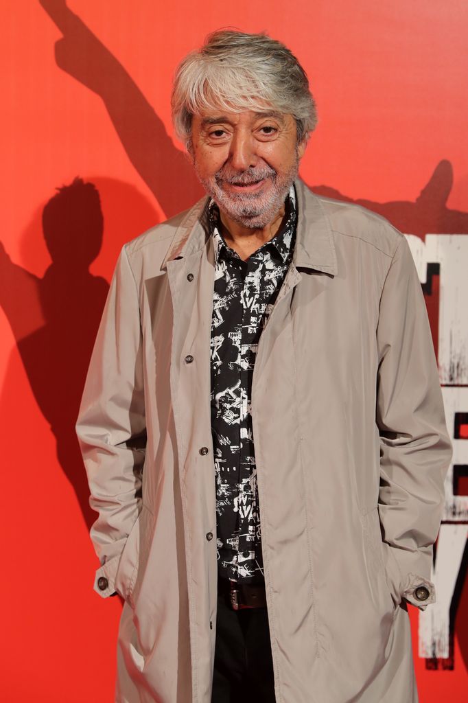 Plano medio de Ricardo Arroyo en el photocall de una premiere