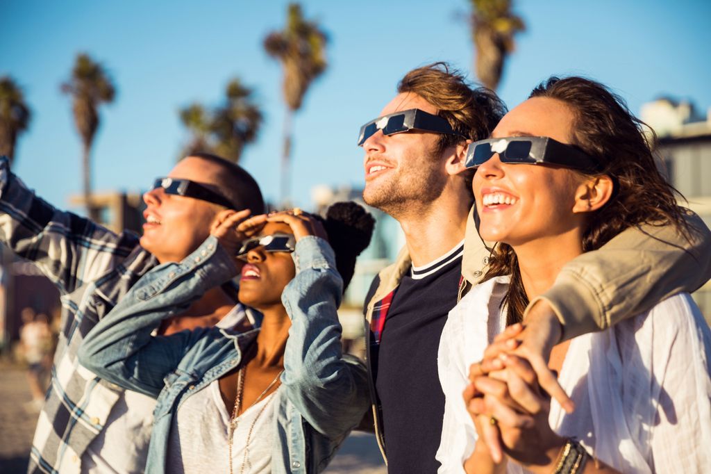 Las gafas de eclipse homologadas son imprescindibles para observar el Sol con seguridad durante todas las fases del eclipse, excepto en los breves minutos de totalidad