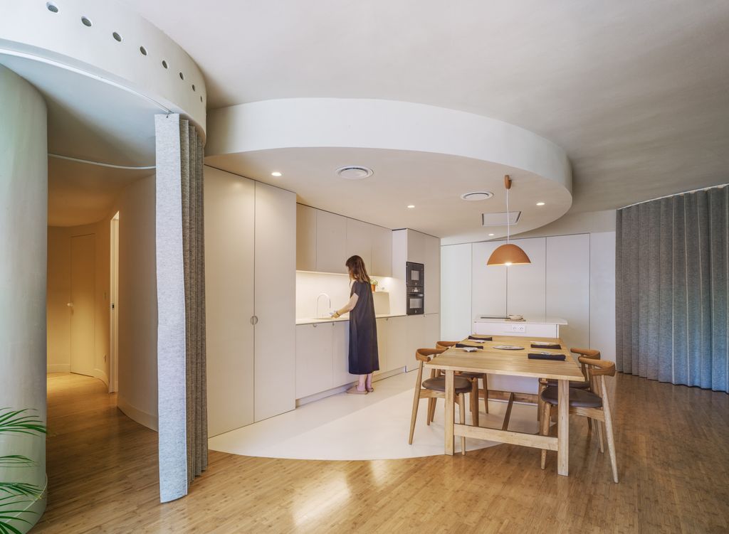 Ambiente de cocina y comedor, conectados con el salón y el pasillo de acceso a las zonas de noche