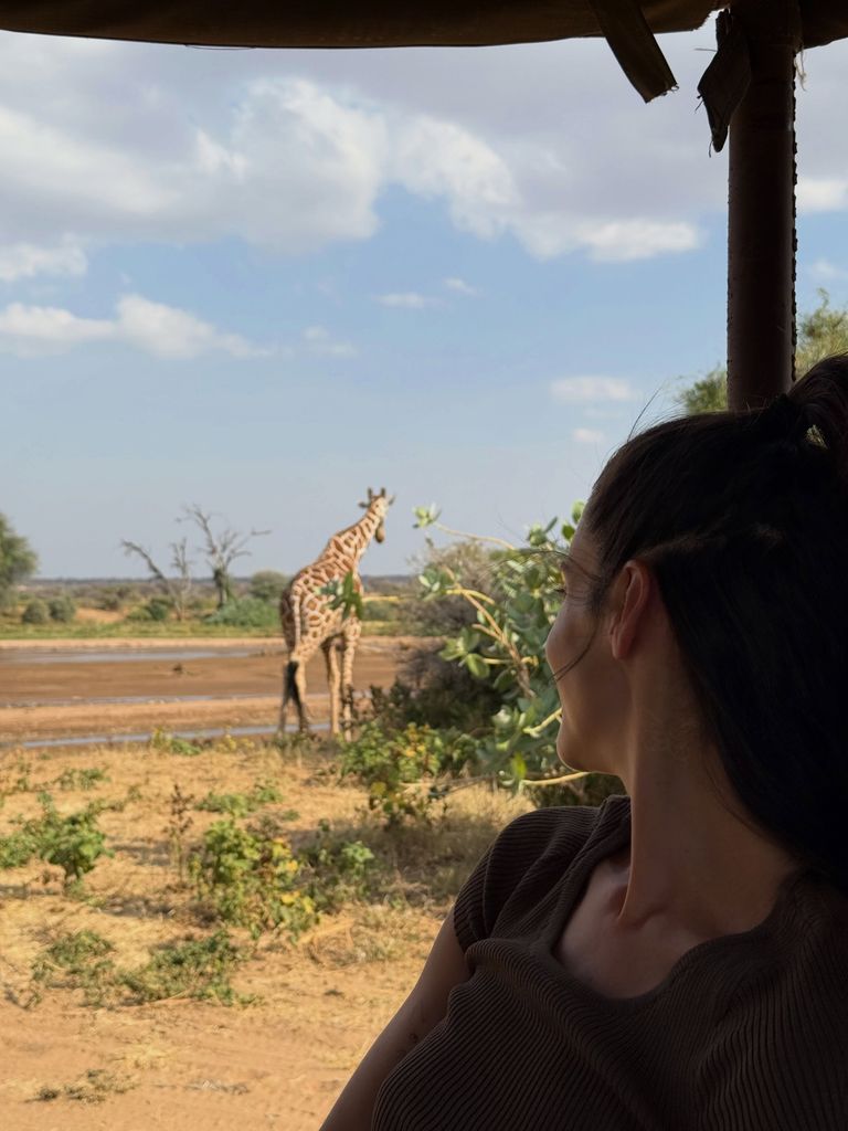 María, viendo a la jirafa de cerca
