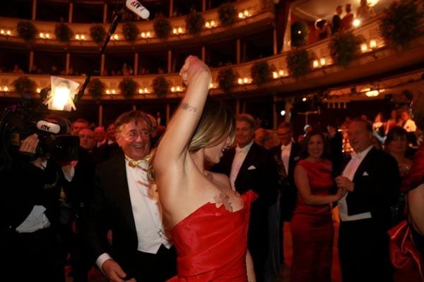El vestido de Elisabetta Canalis le jugó una mala pasada durante el Baile de la Ópera de Viena 