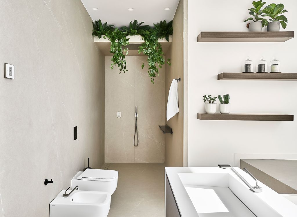 Baño con estantes volados en la pared