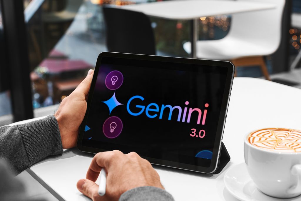 Un usuario explorando la nueva interfaz de Gemini 3 a través de su Tablet 