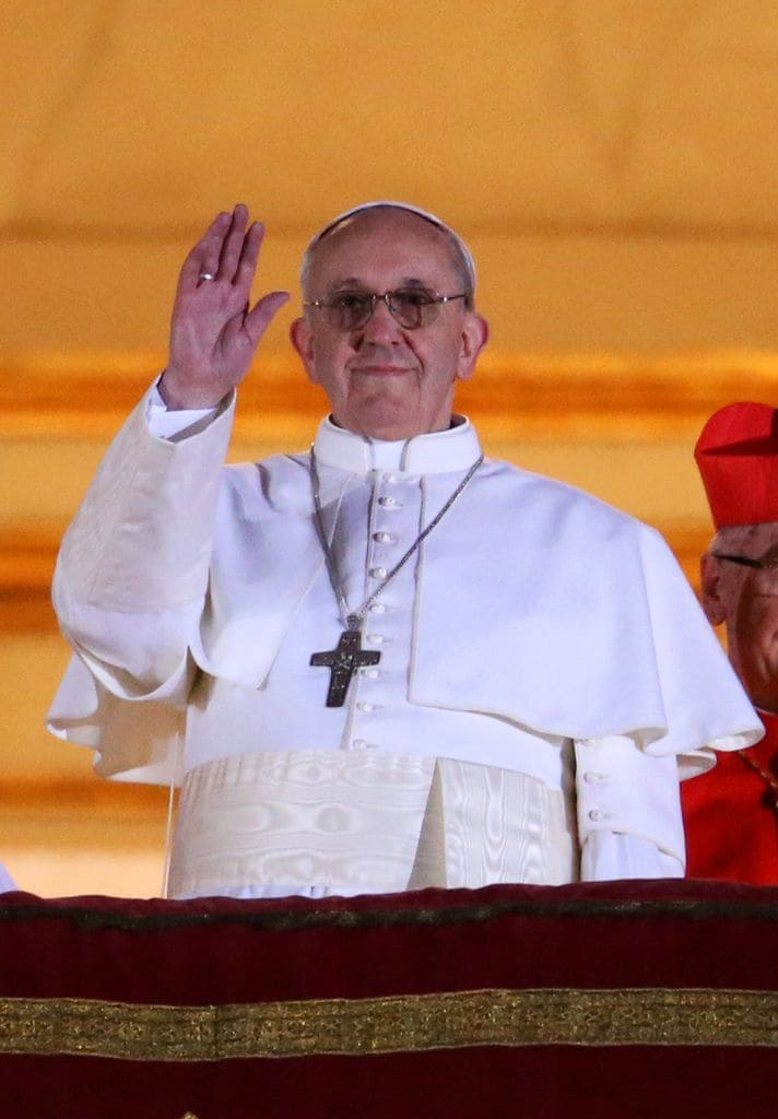 El Papa Francisco saludando a los fieles, tras se electo en el cónclave como el nuevo líder de la Iglesia católica