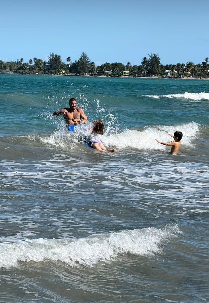 Ricky Martin con sus dos pequeños hijos en el mar.