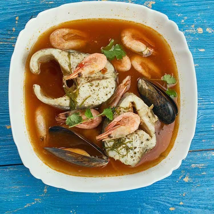 Aunque en sus orígenes la bullabesa se hacía con pescados de roca, puedes optar por otras variedades y añadirle también mariscos.