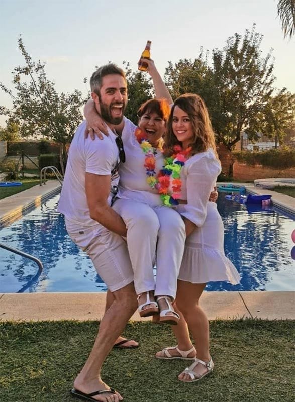 Diversión y emotividad a partes iguales en la felicitación de Roberto Leal a su hermana