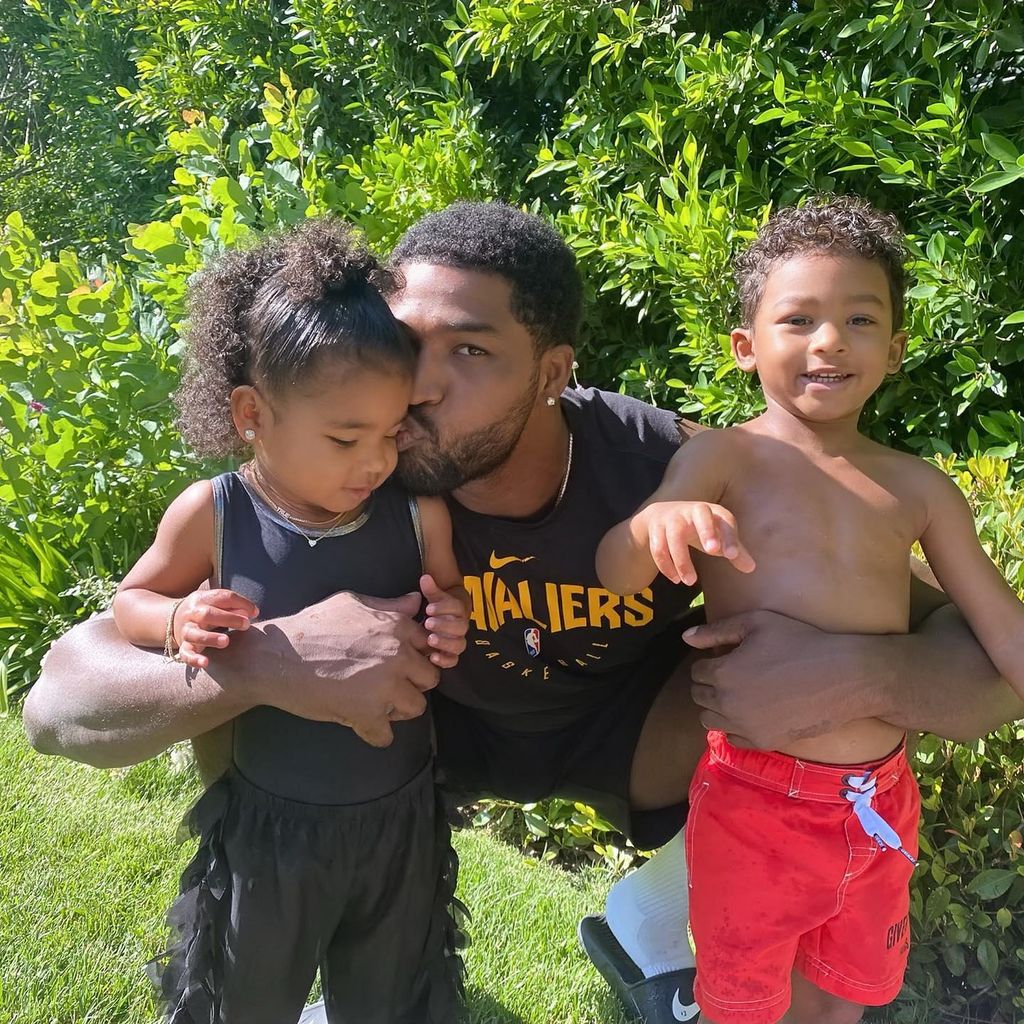 tristan thompson con sus hijos true y prince