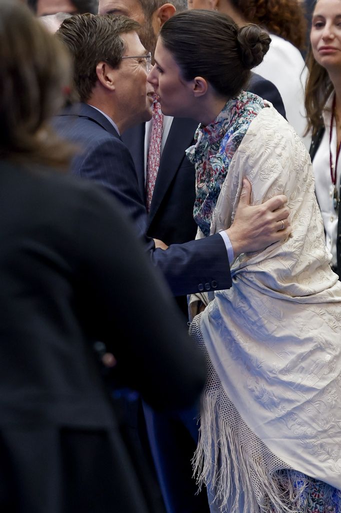 El alcalde saluda a su esposa con un cariñoso beso en la mejilla