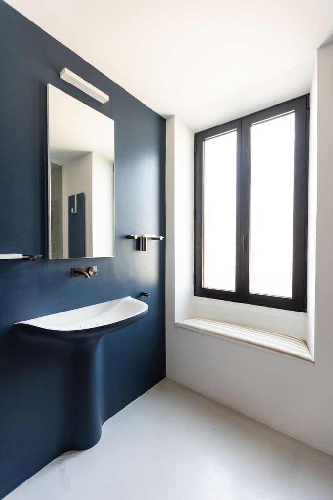 Baño con techos blancos, cuando la pared de acento se pinta en un azul profundo