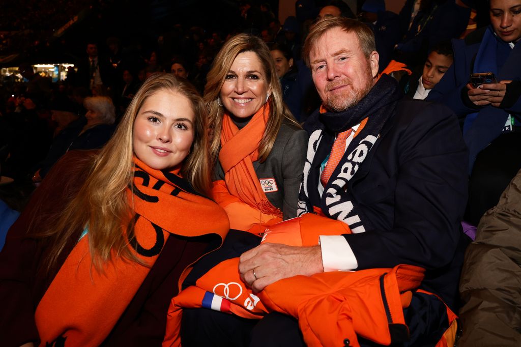 La princesa Amalia posa junto a sus padres, los reyes Guillermo Alejandro y Máxima de los Países Bajos, antes de la ceremonia inaugural de los Juegos Olímpicos de Invierno Milano-Cortina 2026 en Milán