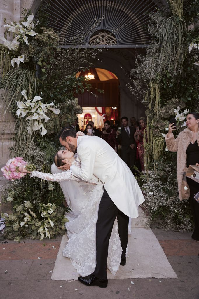 Los novios a la salida de la iglesia.