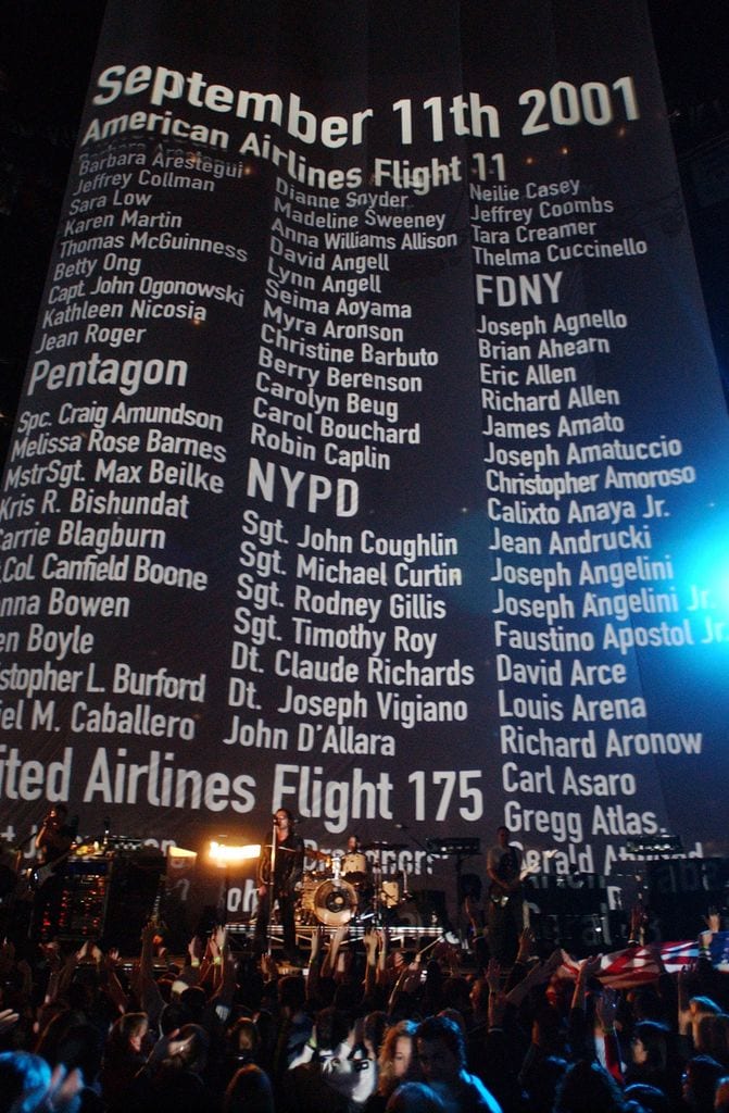 U2 durante el halftime show del Super Bowl XXXVI 