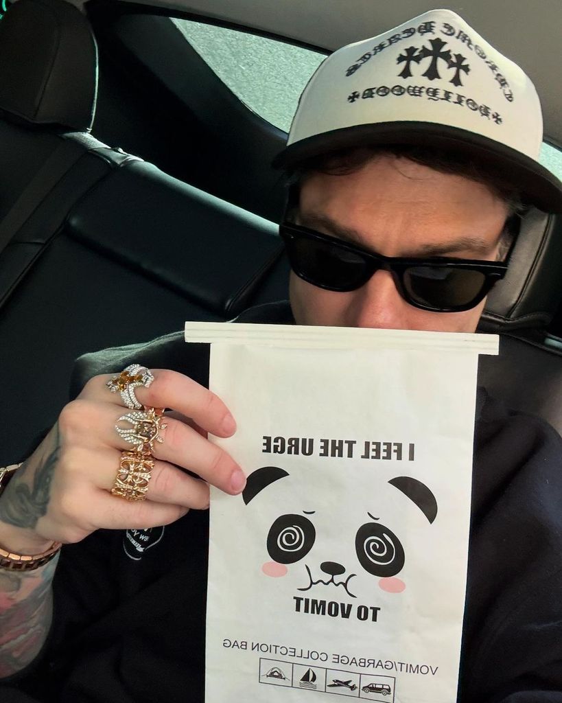 Selfie de Fedez en un coche mostrando una bolsa de plastico