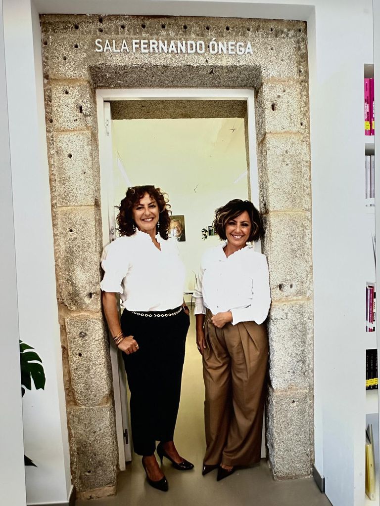 Cristina y Sonsoles Ónega, en la biblioteca de Lalín