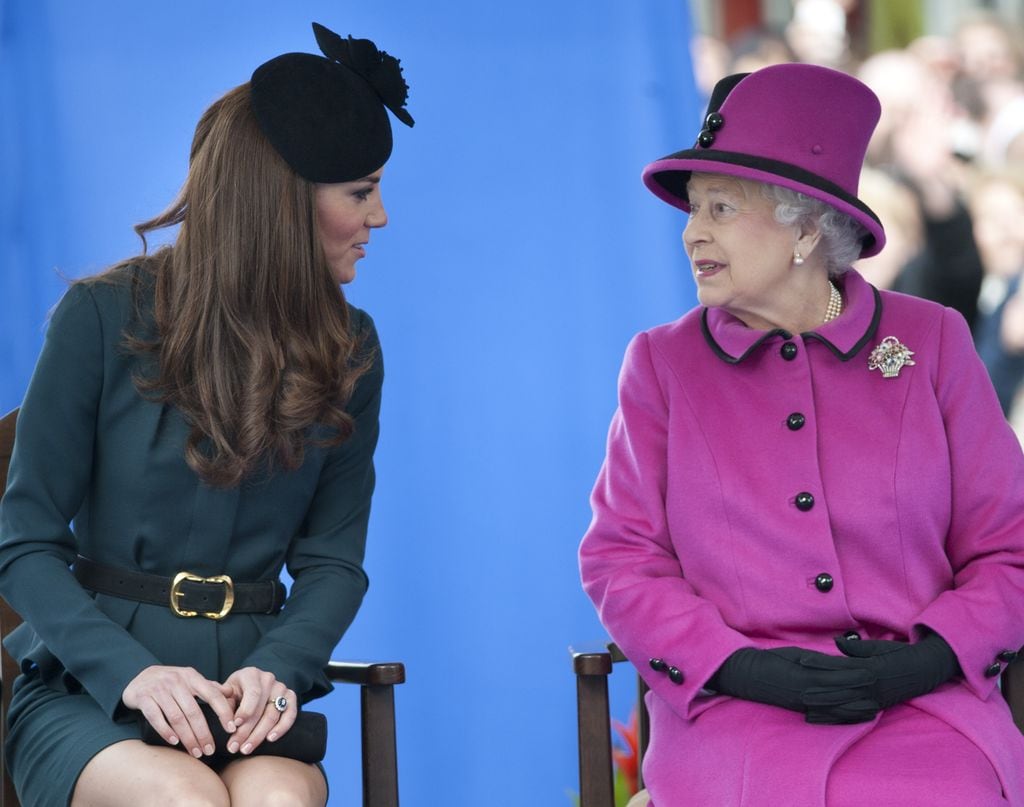 Kate Middleton e Isabel II en una visita a Leicester en marzo de 2012