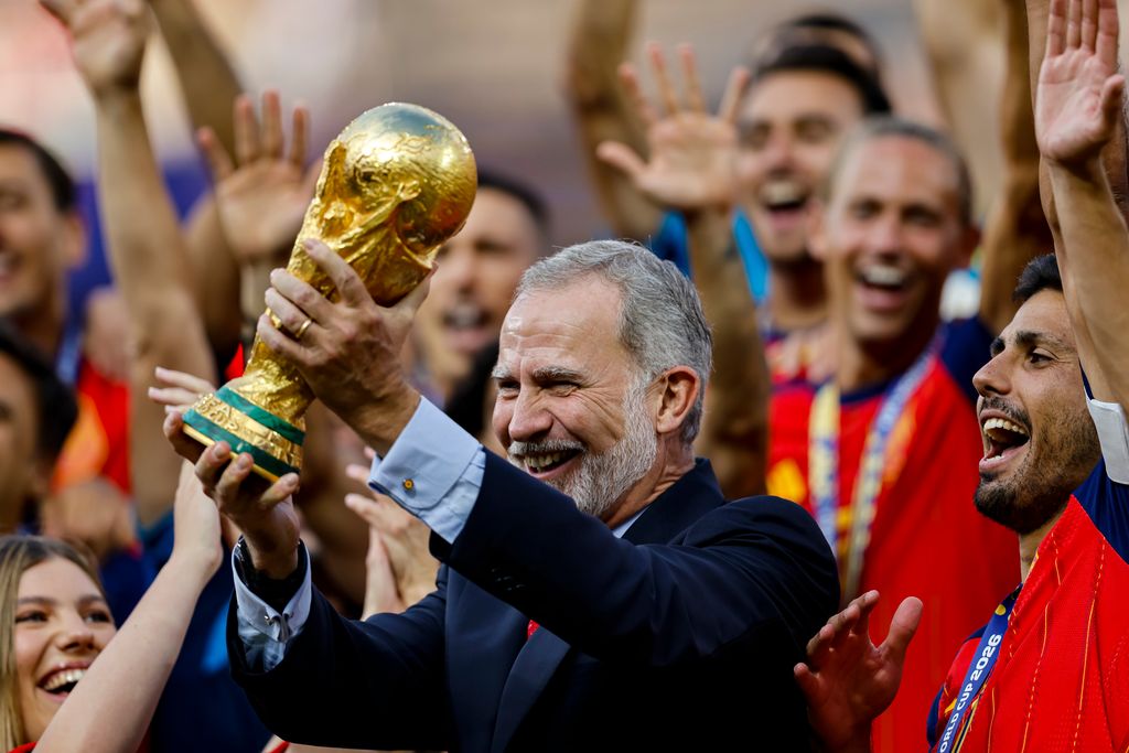 El rey de España se sumó a los festejos de la Selección de España en la cancha del MetLife Stadium.