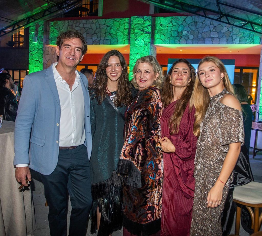 En esta foto, Juan Carlos Gómez Castellanos, Isabel Morales, Marisabel Gómez Castellanos, Mónica Ladrón de Guevara y Maria José Gómez Ladrón de Guevara