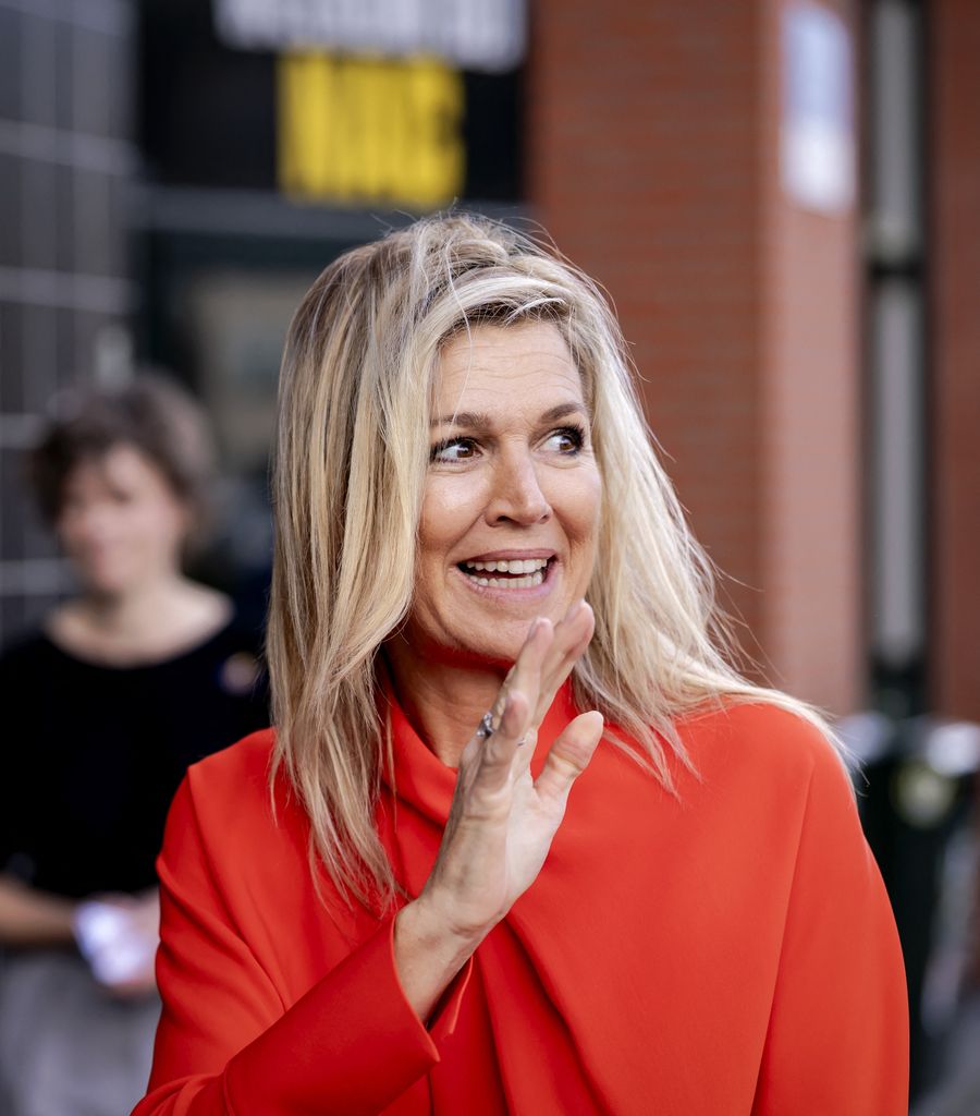 La reina Máxima de Holanda, patriótica de naranja en una reunión de trabajo