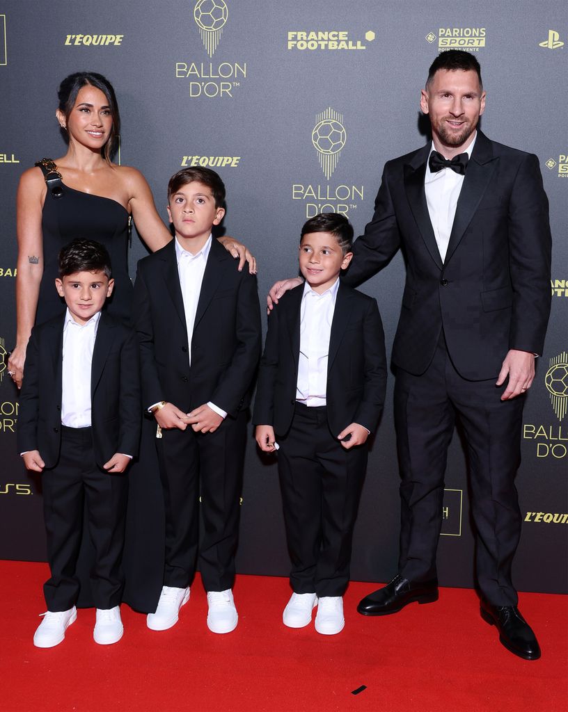 Leo Messsi y Antonela Roccuzzo, con sus hijos en una gala