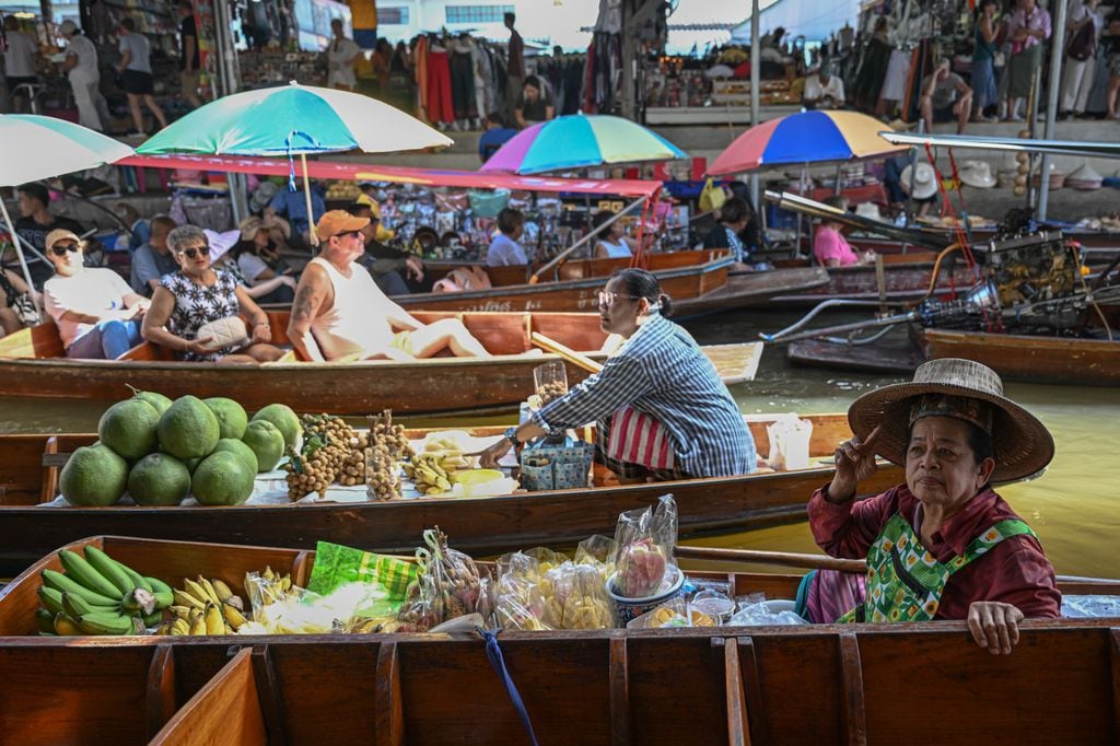 Los mercados flotantes de la zona son imperdibles para cualquiera que visite y esté en busca de la experiencia completa. 