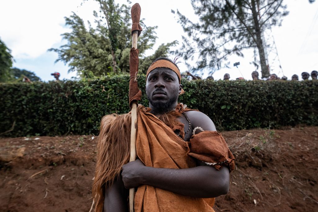 Un miembro de la guardia real del fallecido rey ugandés Oyo Nyimba Kabamba Iguru Rukidi IV reacciona al paso del féretro de su difunto monarca