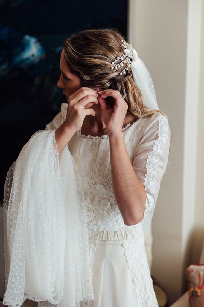 Boda de Lola con look de novia encaje de su abuela