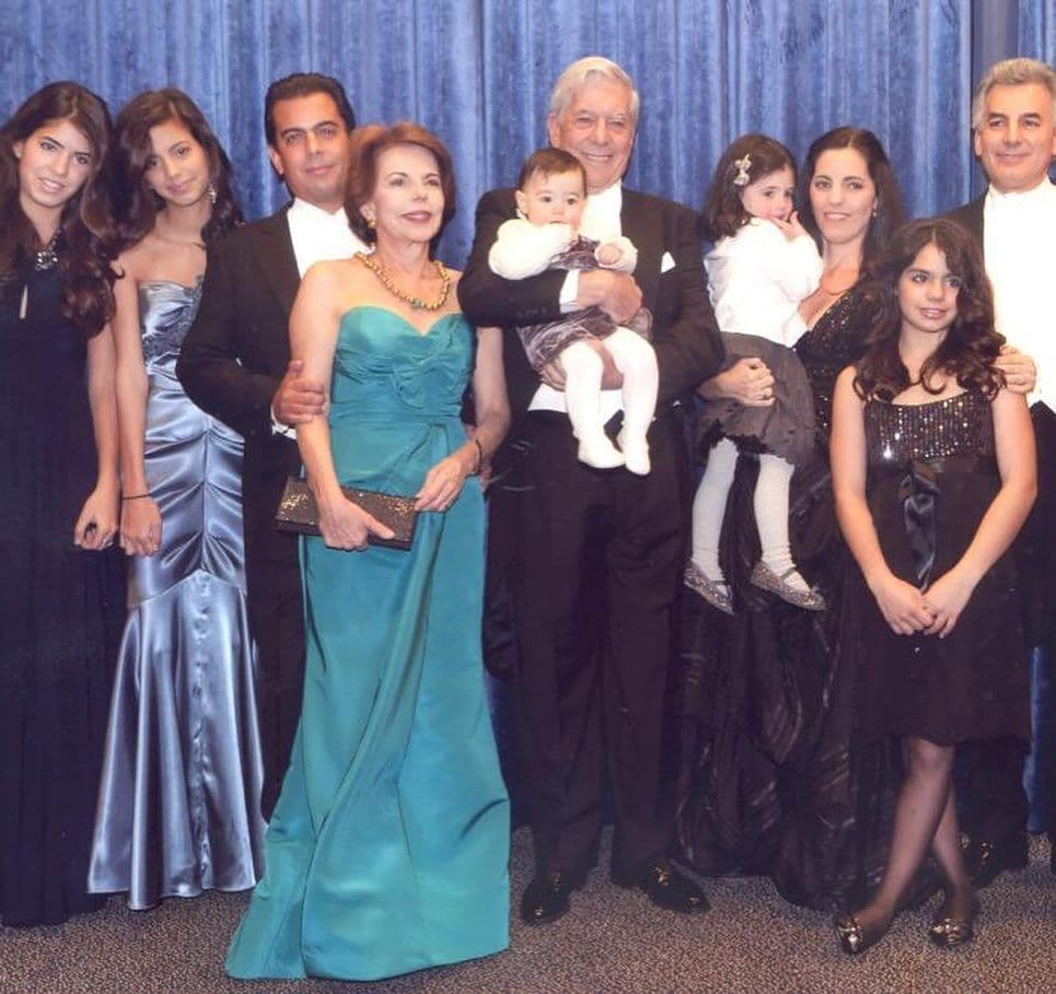 Mario Vargas Llosa con su familia