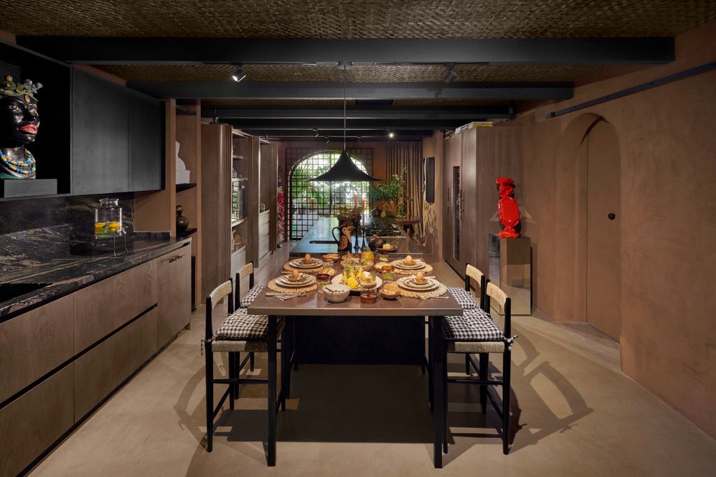 Cocina de generosas dimensiones con isla central