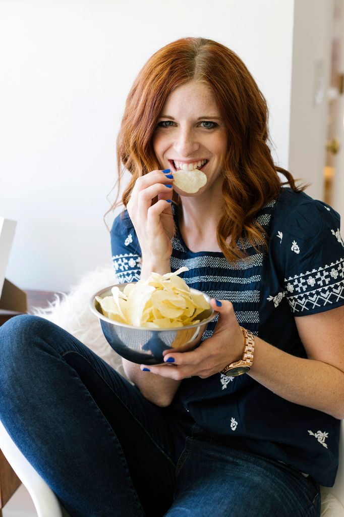 Mujer comiendo patatas fritas