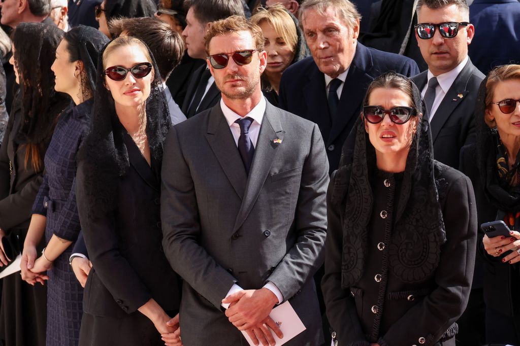 Beatrice Borromeo, Pierre Casiraghi y Charlotte Casiraghi en la histórica visita del Papa León XIV a Mónaco.