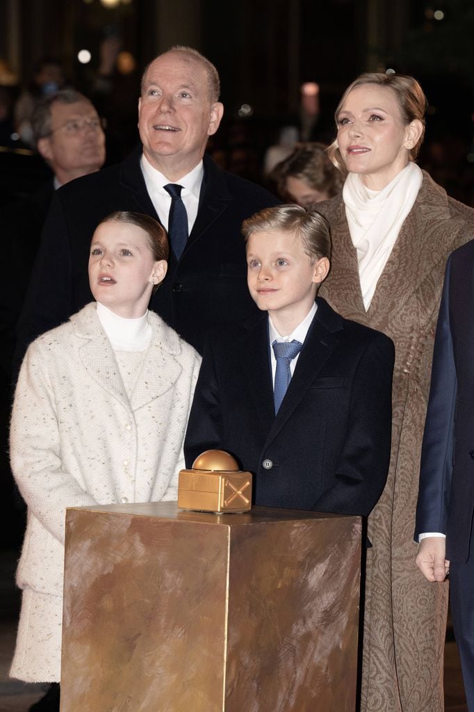 Gabriella de Mónaco junto a su familia en el encendido de luces