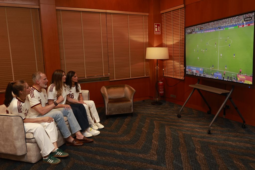Los reyes Felipe y Letizia con sus hijas, la princesa Leonor y la infanta Sofía, viendo el triunfo de España frente a Francia en las semifinales del Mundial, el 14 de julio de 2026