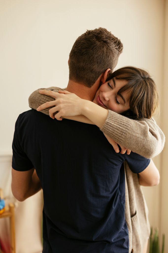 chica abrazo chico