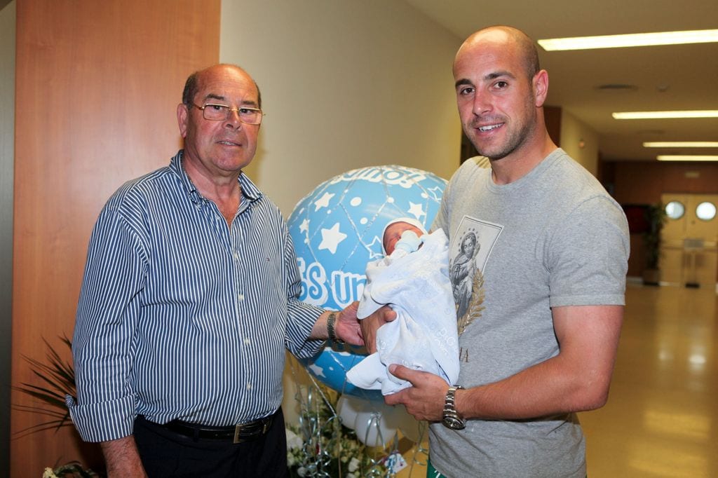 Pepe, con su padre Miguel Reina, cuando nació Luca