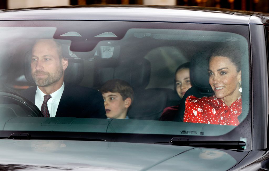 El príncipe William y la princesa Kate llevaron a sus hijos George, Charlotte y Louis al almuerzo navideño del rey Carlos III.