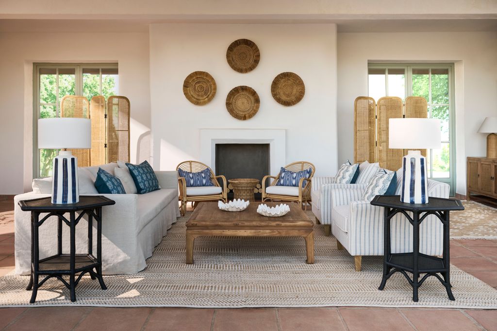 Salón con sofá blanco y butacas a rayas 