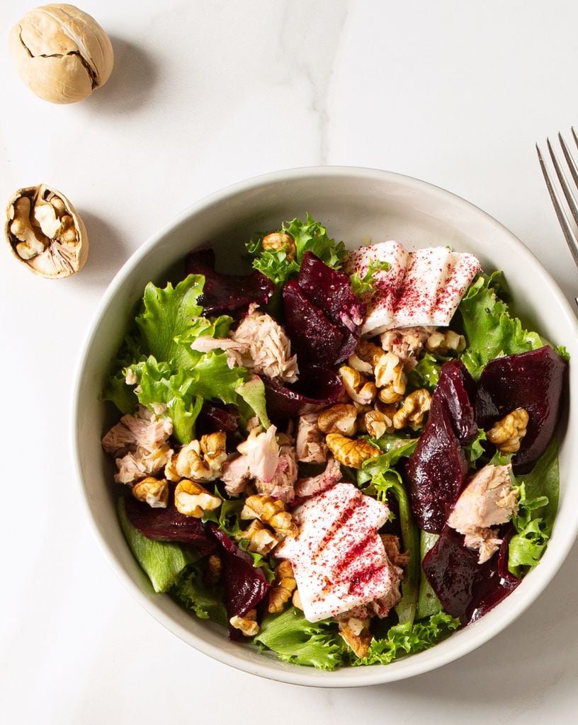 Si sumas a tus ensaladas alimentos como nueces o atún estarás ayudando a alcanzar las recomendaciones de cosumo de Omega 3.