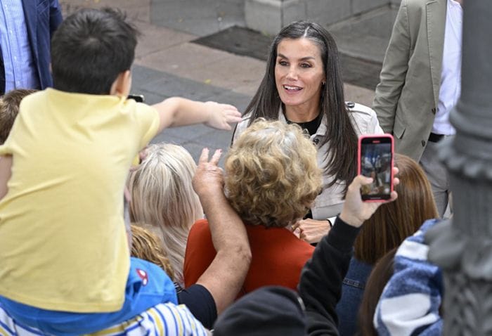 Los reyes Letizia y Felipe visitan zonas afectas por el incendio de Tenerife 