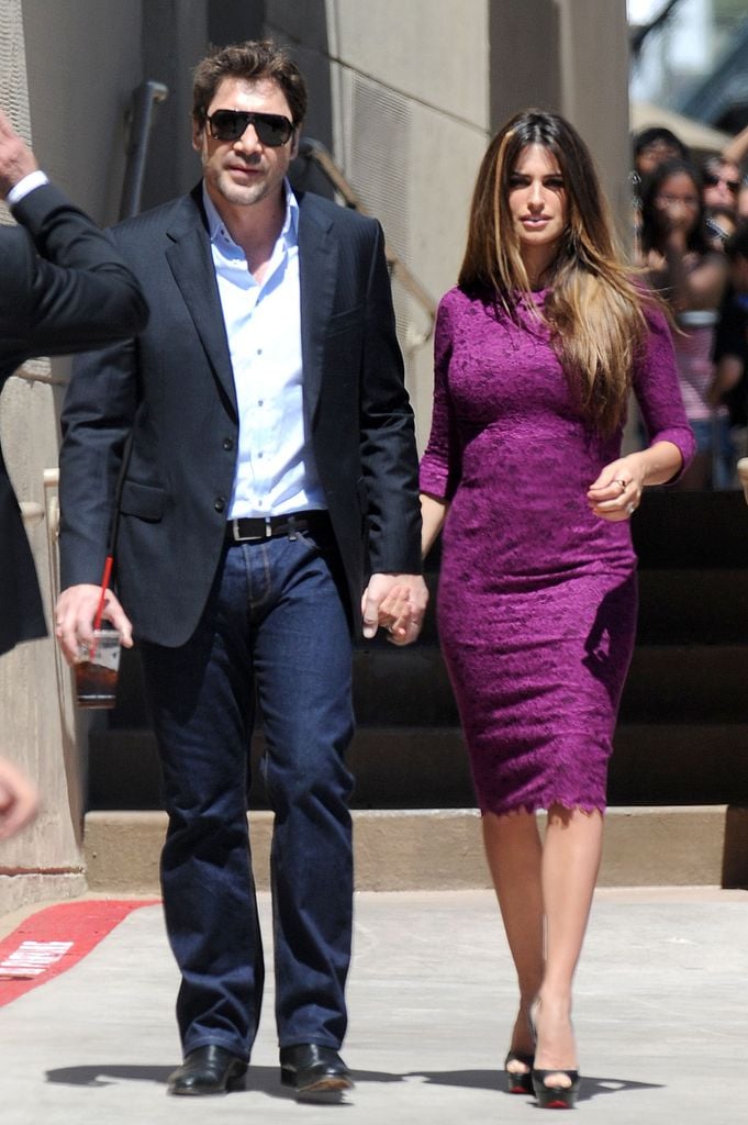 Los actores Javier Bardem y Penélope Cruz  en Hollywood, California.
En la foto paseando de la mano