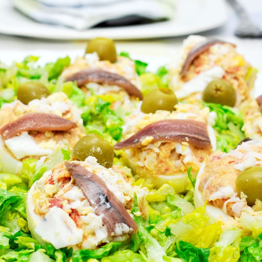 Huevos rellenos con anchoas y aceitunas verdes