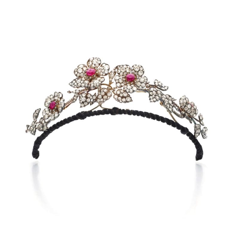 tiara de rubíes