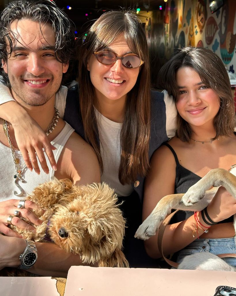 Romina y Sebastián, hijos de Mayrín con Jorge Poza y Julia, la hija menor de la actriz con Eduardo Santamarina