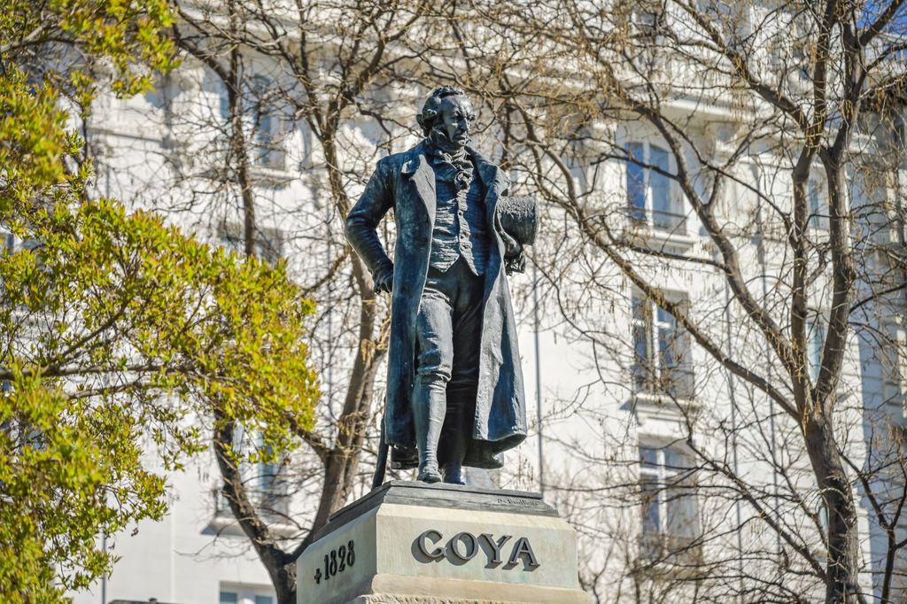 La estatua de Francisco de Goya en el Paseo del Prado, obra del escultor Mariano Benlliure, fue inaugurada en 1902 y sirvió de base para la estatuilla que hoy se entrega en los Premios Goya