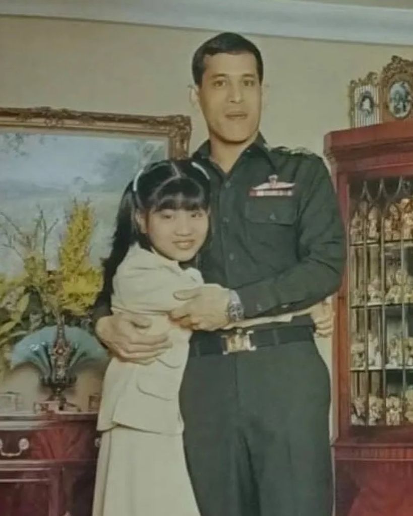 La princesa Sirivannavari con su padre de niña