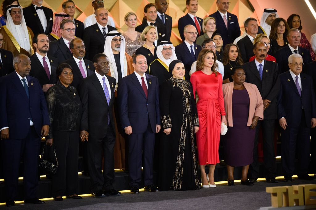 Abdel Fattah Al-Sisi (M), presidente de Egipto, y su mujer Entissar Al-Sisi junto a infinidad de rostros políticos y diplomáticos, entre ellos, la reina Rania de Jordania, en la apertura del GEM en Giza