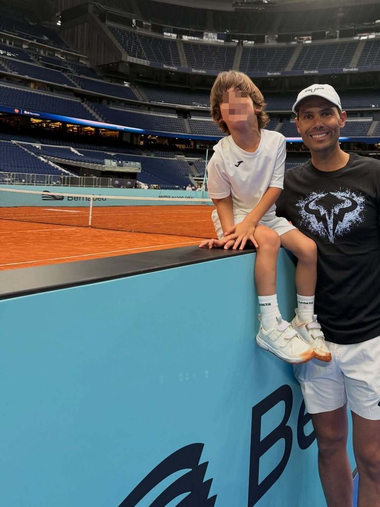 Darío, el hijo de Sandra Gago y Feliciano López, posa junto a Rafa Nadal en el Mutua Madrid Open