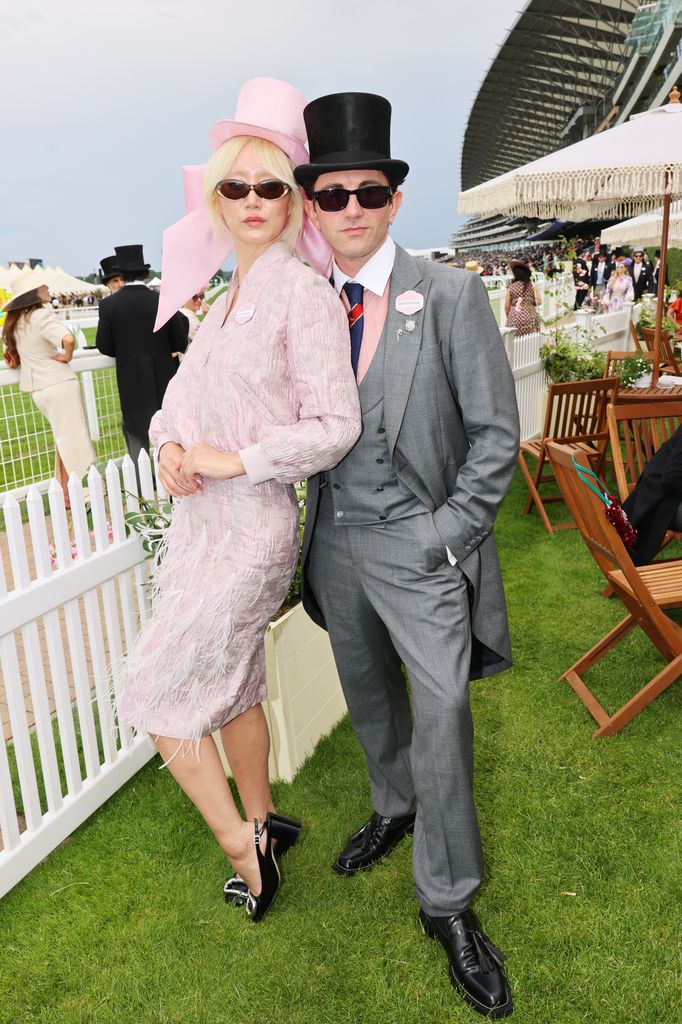 Betty Bachz junto a Daniel Fletcher, el primer director creativo en la historia del Royal Ascot, quien publicó un nuevo manual de estilo para los asistentes al evento social más fotografiado de la temporada en el Reino Unido.