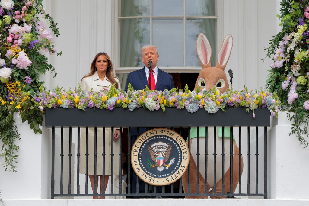 Donald y Melania Trump presciden el evento anual White House Egg Roll, el 21 de abril, desde la Casa Blanca en Washington, DC.